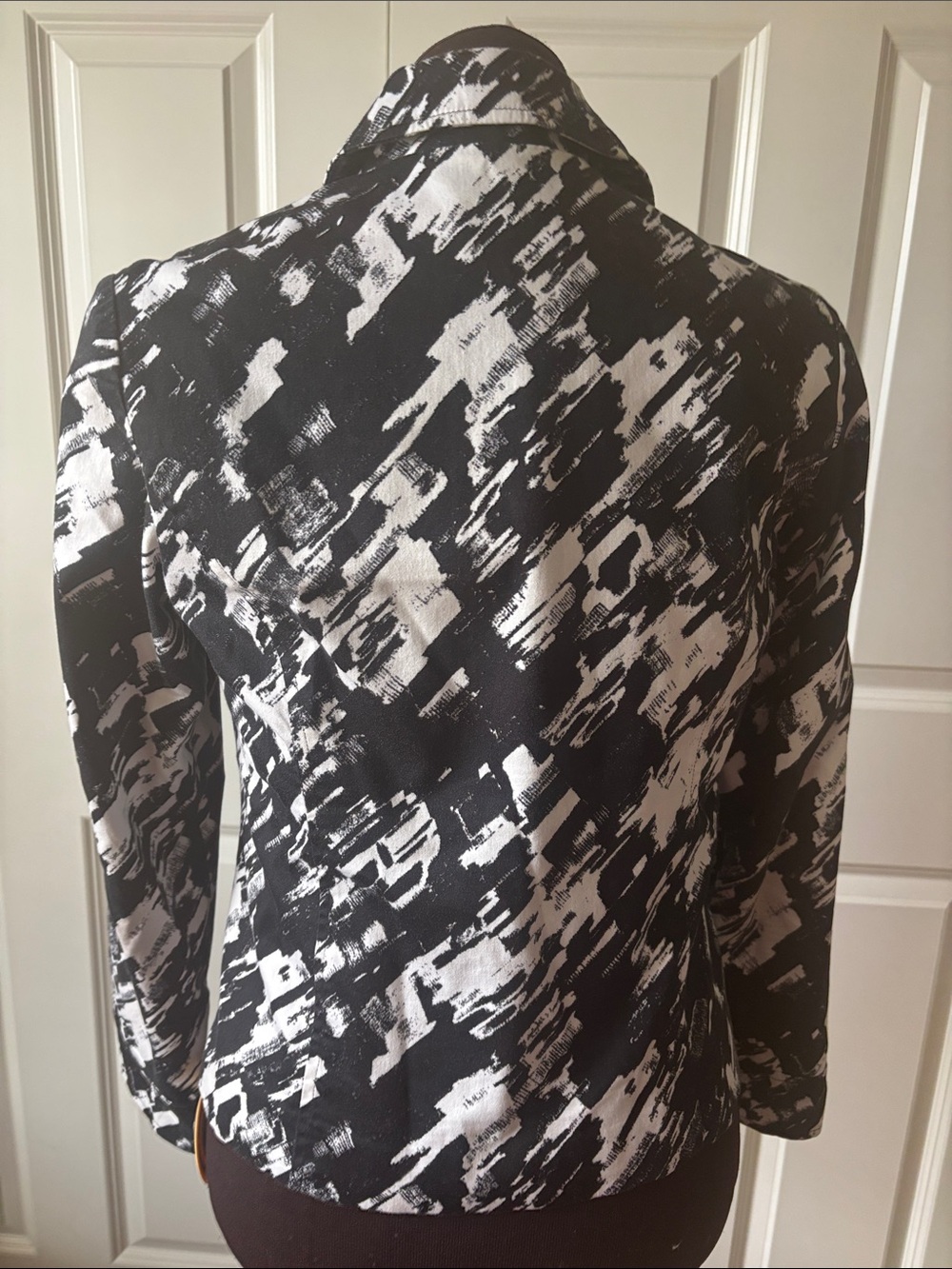 212 Collection Black and White Abstract Zip Jacket - Picture 2 of 3